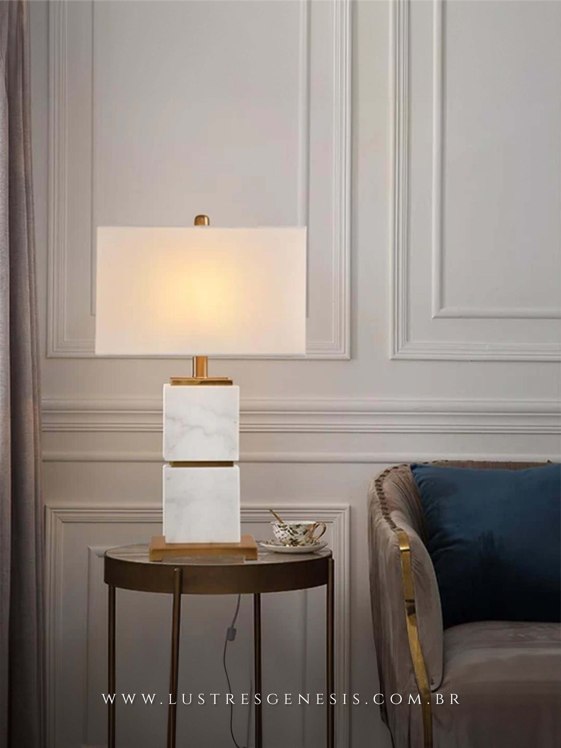 Luminária de mesa de mármore branco com detalhes dourados Urania, ideal para quartos, cabeceira de cama e salas.